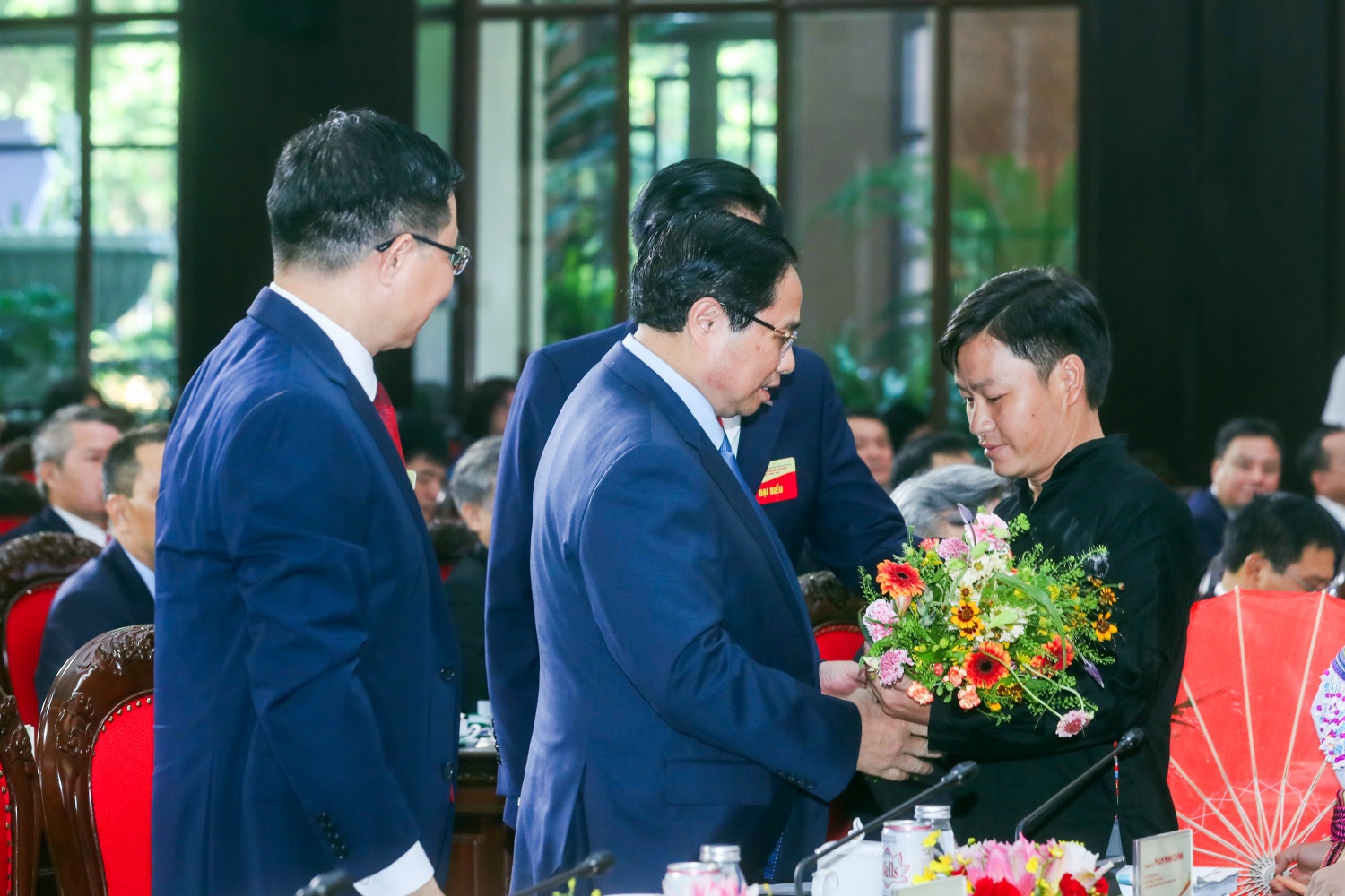 Trưởng thôn Kho Vàng Ma Seo Chứ tặng hoa Thủ tướng Phạm Minh Chính