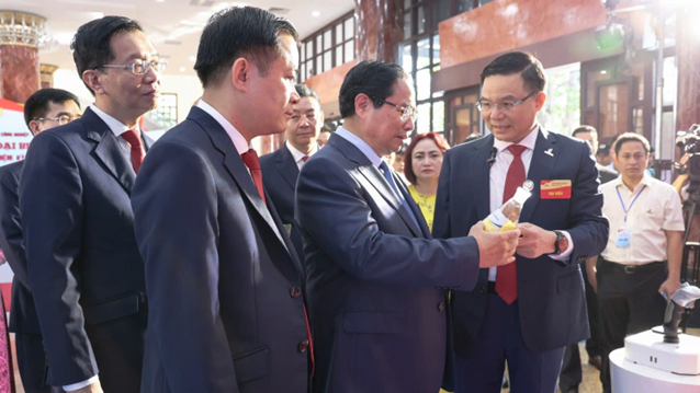 Lãnh đạo Petrovietnam giới thiệu sản phẩm lưu huỳnh hạt của BSR với Thủ tướng Chính phủ Phạm Minh Chính.