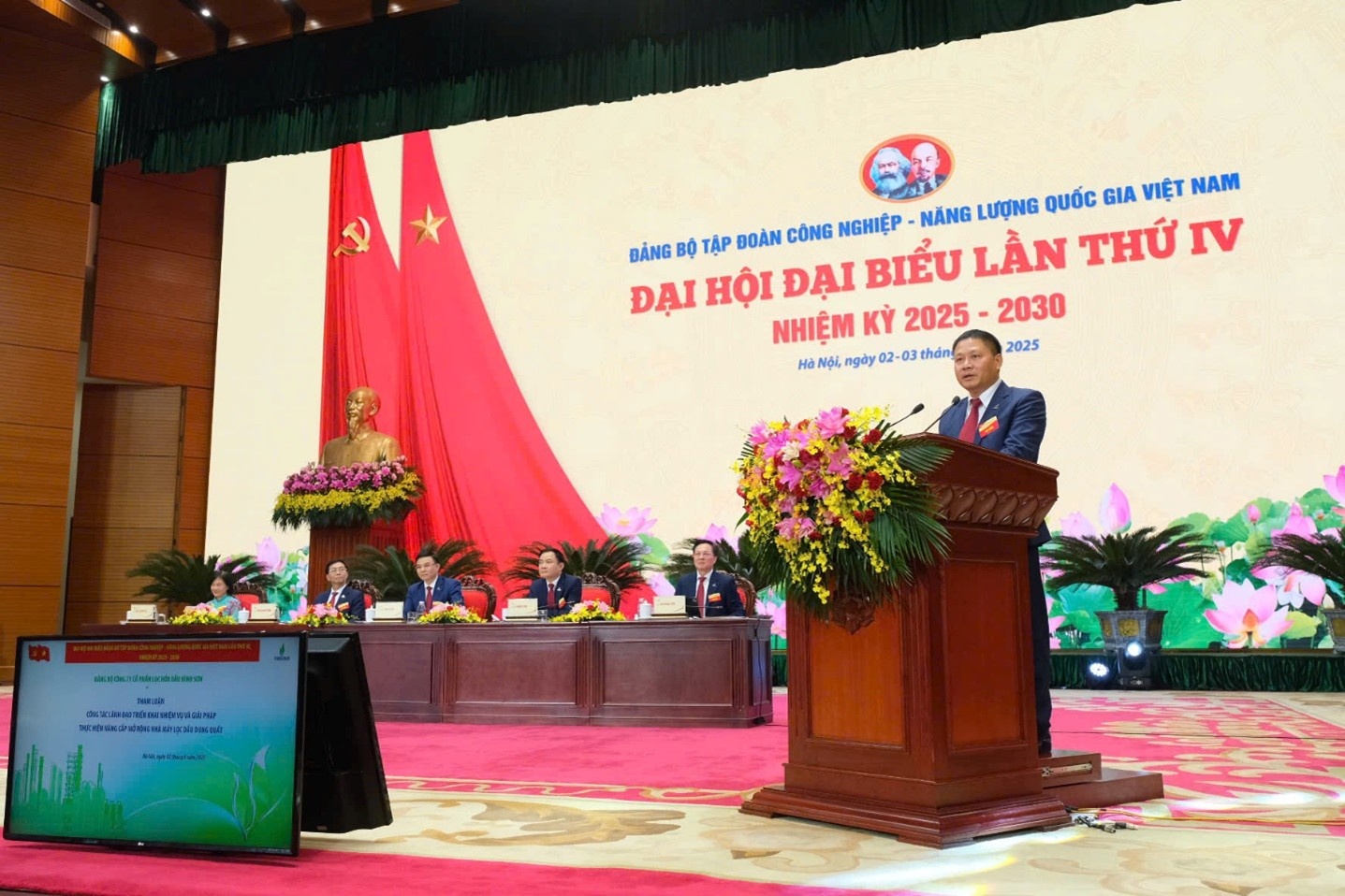 Đồng chí Bùi Ngọc Dương - Bí thư Đảng ủy, Chủ tịch HĐQT BSR trình bày tham luận về vai trò lãnh đạo của Đảng bộ trong triển khai dự án Nâng cấp, mở rộng Nhà máy Lọc dầu Dung Quất.