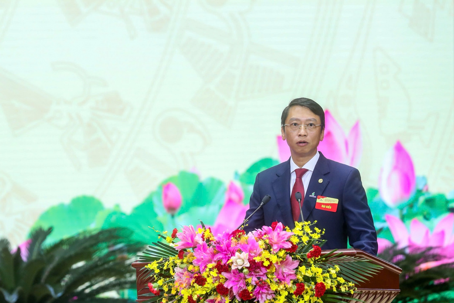 Đồng chí Trần Hồng Nam, Ủy viên Ban Chấp hành Đảng bộ, Thành viên HĐTV Petrovietnam làm rõ về công tác lãnh đạo, chỉ đạo triển khai các giải pháp của Đảng ủy Petrovietnam trong thực hiện Nghị quyết số 57-NQ/TW