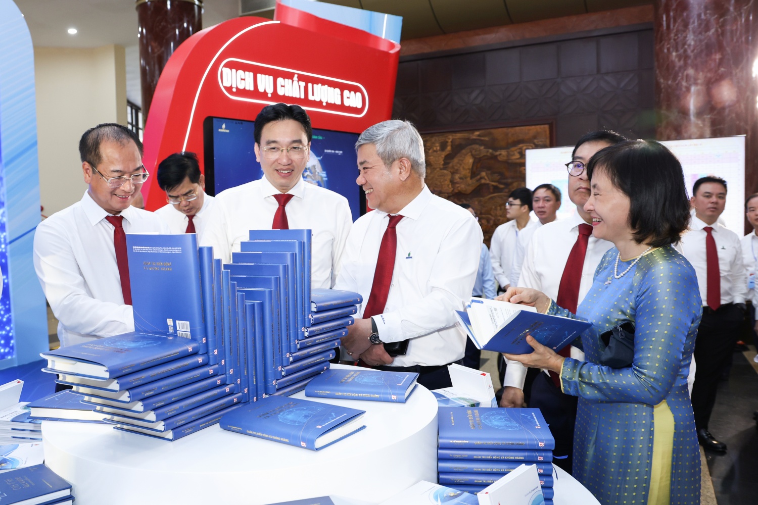 Các đại biểu tham dự Đại hội Đảng bộ Petrovietnam lần thứ IV nghiên cứu thông tin từ cuốn sách