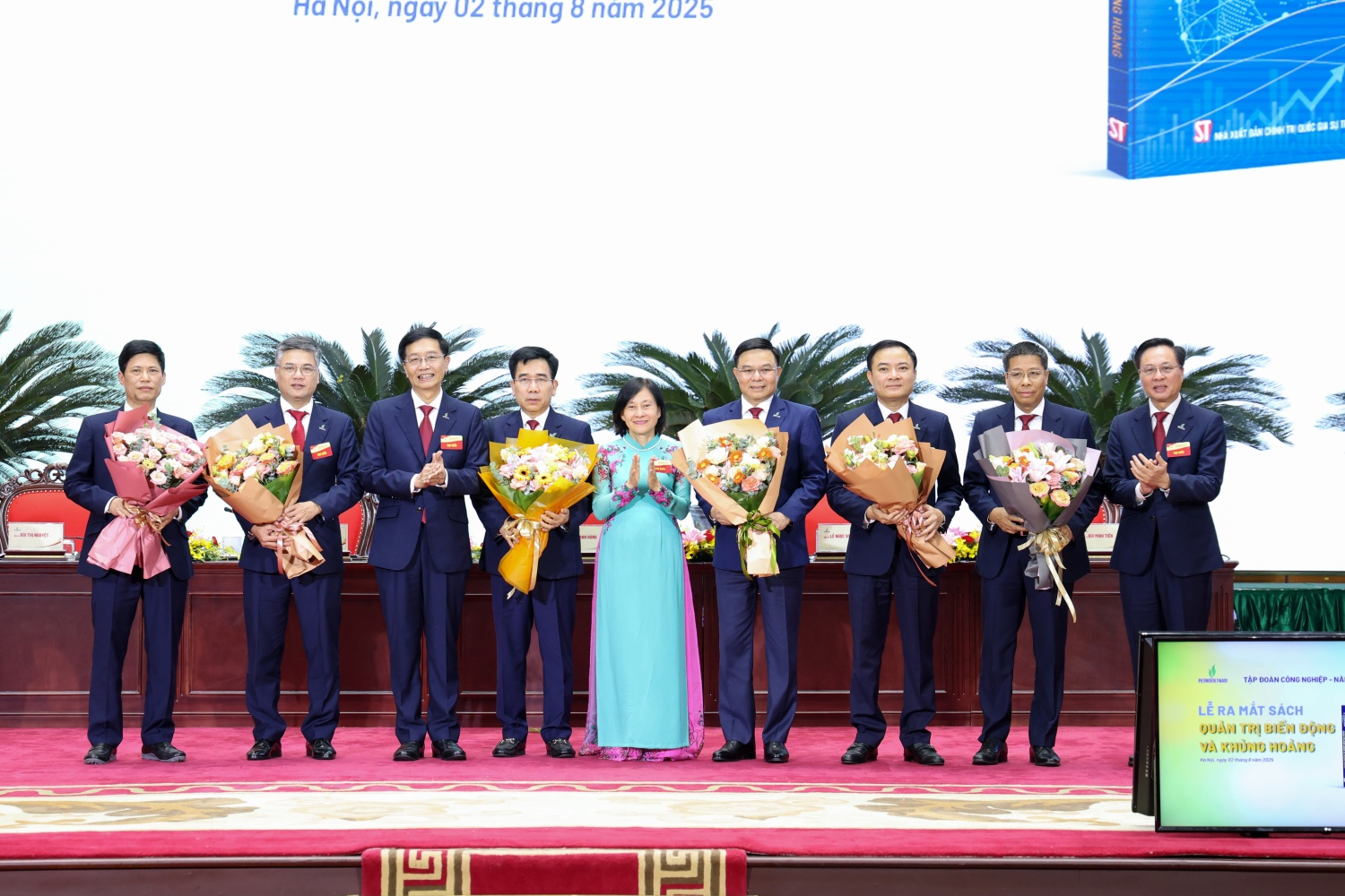 Đoàn Chủ tịch Đại hội chúc mừng TS. Lê Mạnh Hùng - Chủ biên cuốn sách và các cộng sự