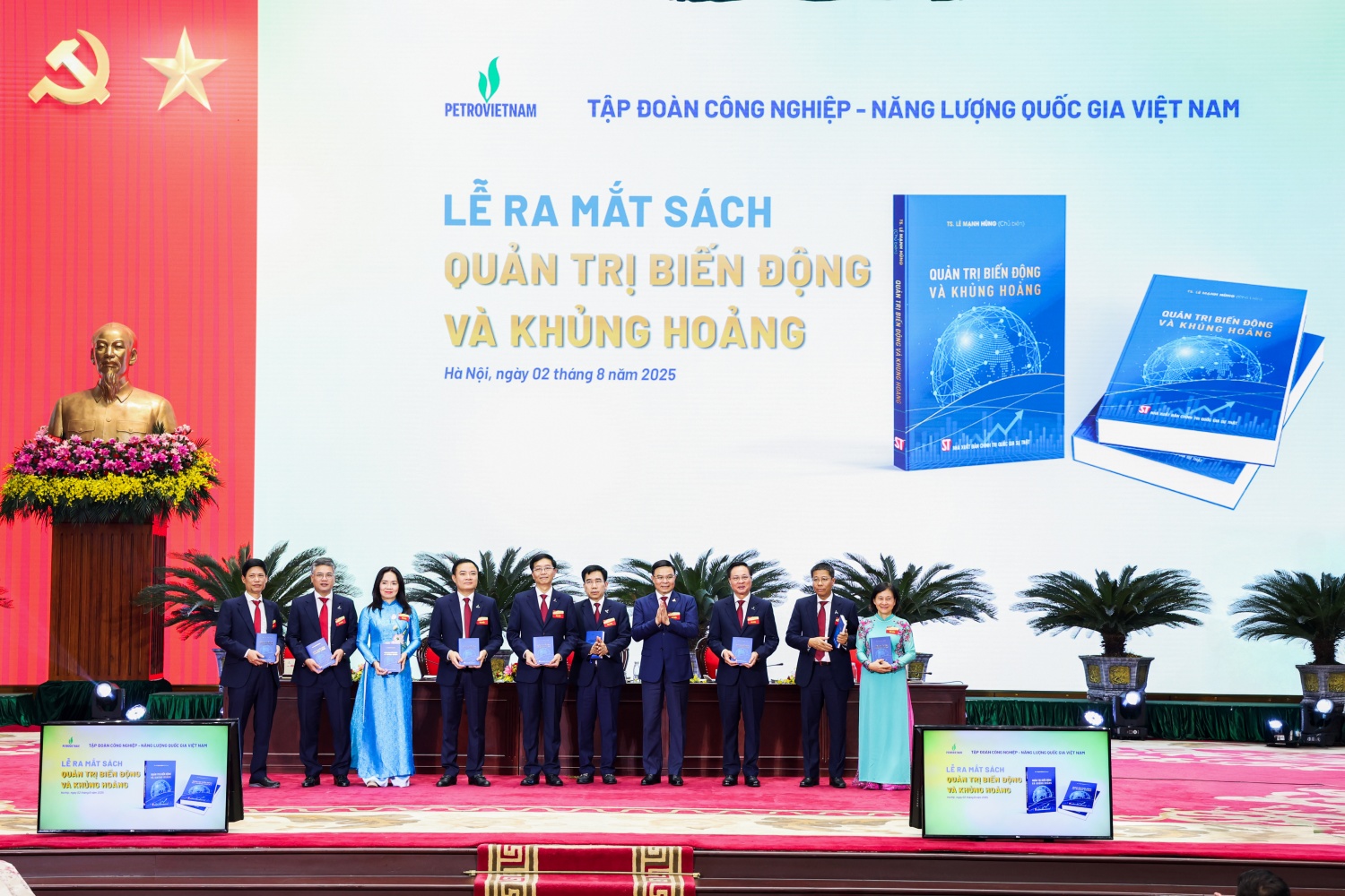 TS. Lê Mạnh Hùng tặng sách cho các đồng chí trong Đoàn Chủ tịch, Đoàn Thư ký Đại hội Đảng bộ Petrovietnam nhiệm kỳ 2025 - 2030