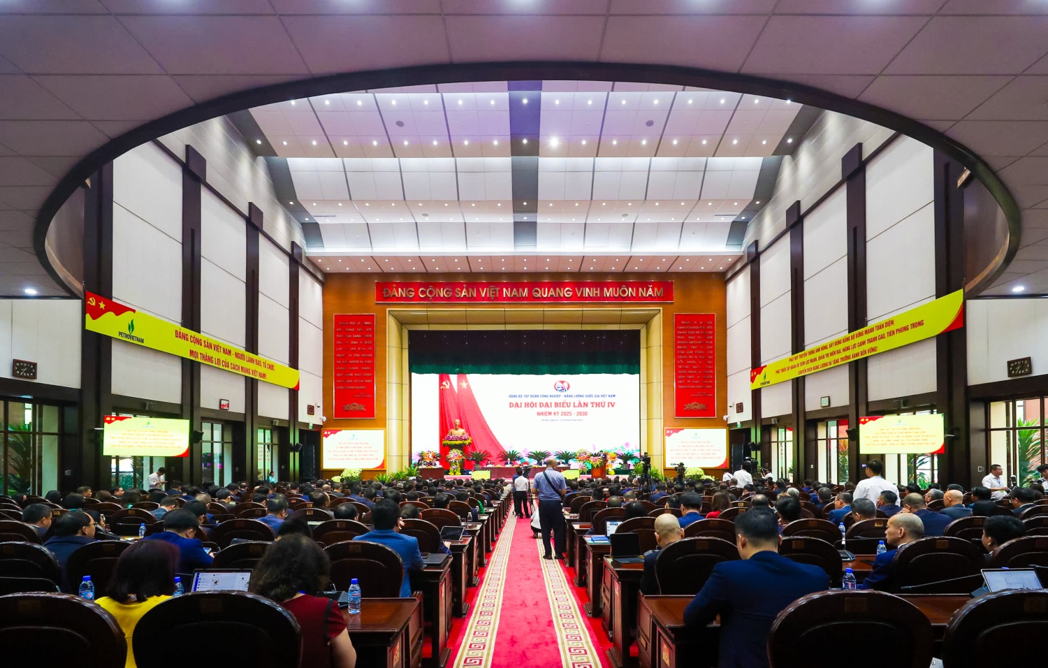 Toàn cảnh Đại hội Đại biểu Đảng bộ Tập đoàn Công nghiệp - Năng lượng Quốc gia Việt Nam (Petrovietnam) lần thứ IV, nhiệm kỳ 2025 - 2030.