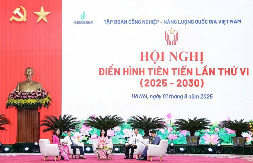 Anh Lê Đăng Tâm (thứ hai bên phải), chị Trương Thị Thu Hà (ngồi giữa) và anh Vũ Văn Hoan (thứ hai bên trái) giao lưu, chia sẻ tại Hội nghị điển hình tiên tiến lần thứ VI (2025 - 2030) của Petrovietnam. Ảnh: Hồng Thắm.