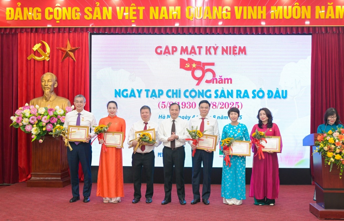 Tổng biên tập Tạp chí Cộng sản Hoàng Trung Dũng đã trao kỷ niệm chương và bằng khen cho đồng chí Lê Mạnh Hùng, Bí thư Đảng ủy, Chủ tịch HĐTV Tập đoàn Công nghiệp – Năng lượng Quốc gia Việt Nam