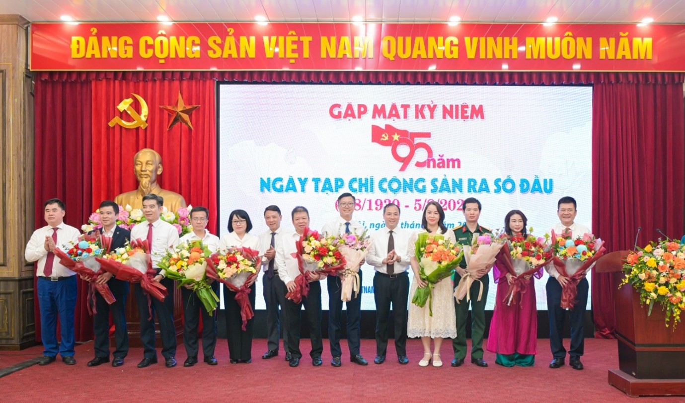 Lãnh đạo Tạp chí Cộng sản tặng hoa tri ân, cảm ơn sự đồng hành và hỗ trợ của Tập đoàn Công nghiệp – Năng lượng Quốc gia Việt Nam