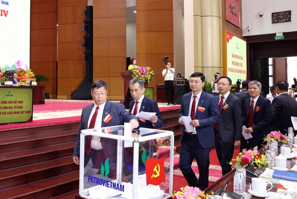 Các đại biểu tham gia bỏ phiếu tại Đại hội