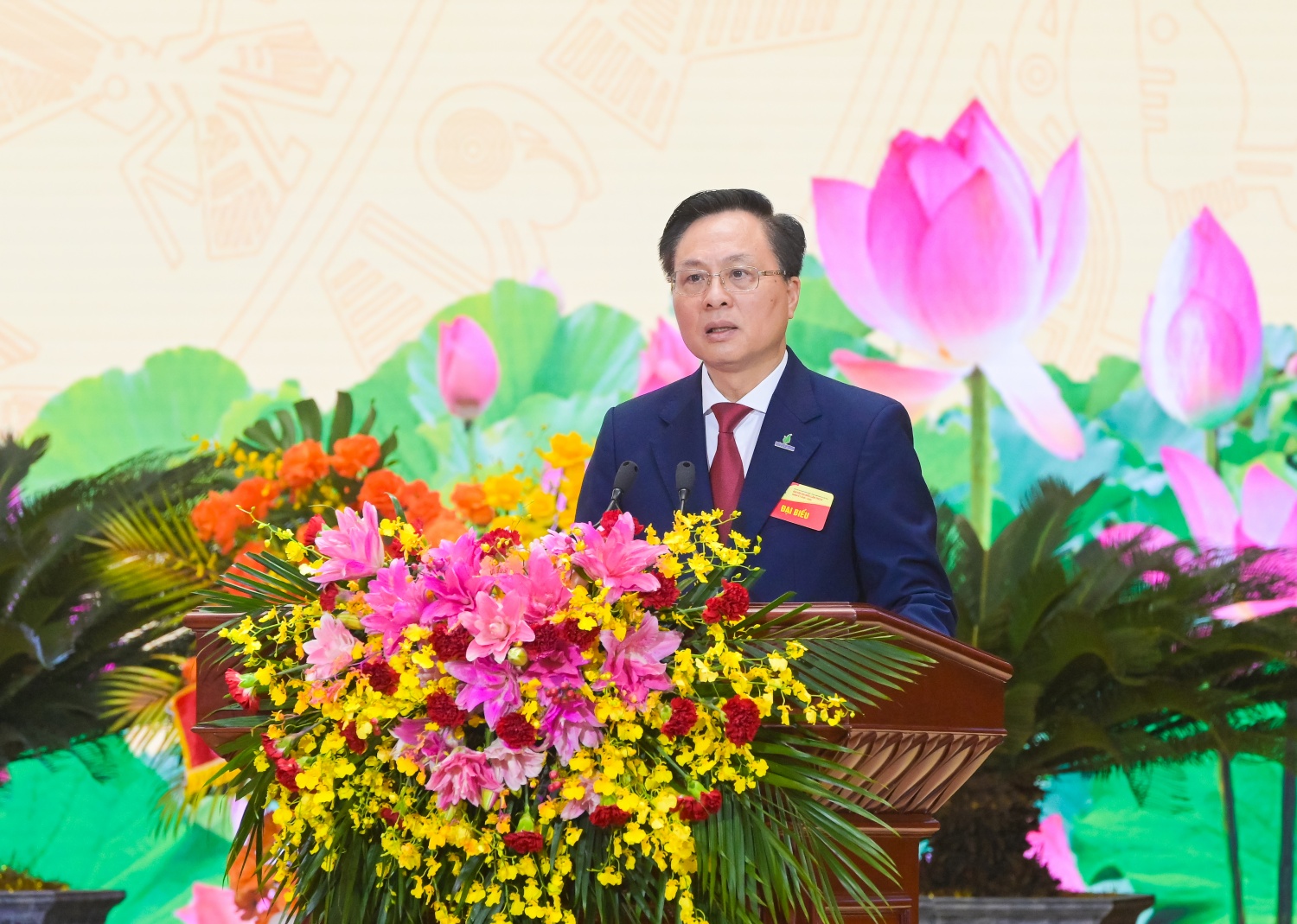 Đồng chí Bùi Minh Tiến, Ủy viên Ban Thường vụ Đảng ủy, Thành viên HĐTV phát biểu tham luận chủ đề: “Phát huy vai trò lãnh đạo của tổ chức Đảng trong hoạch định quản trị mục tiêu, góp phần thực hiện thành công Bộ Chiến lược phát triển Tập đoàn Công nghiệp - Năng lượng Quốc gia Việt Nam đến năm 2030, tầm nhìn đến năm 2050 theo tinh thần Kết luận số 76-KL/TW ngày 24/4/2024 của Bộ Chính trị”.