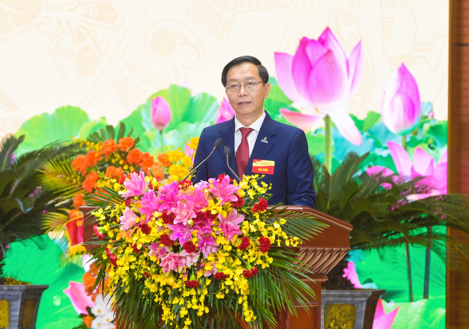 Đồng chí Trần Quang Dũng, Phó Bí thư thường trực Đảng ủy Tập đoàn trình bày Báo cáo kiểm điểm Ban Chấp hành Đảng bộ nhiệm kỳ 2020 - 2025