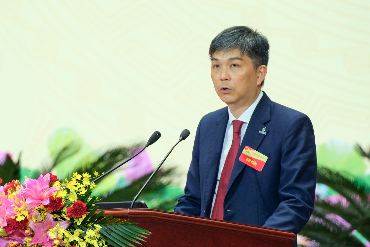 Đồng chí Nguyễn Anh Đức, Ủy viên Ban Chấp hành Đảng bộ, Trưởng Ban Khoa học công nghệ và Chuyển đổi số Tập đoàn trình bày tham luận với chủ đề “Công tác lãnh đạo, chỉ đạo triển khai nhiệm vụ nghiên cứu, tạo ra sản phẩm hàng hóa và dịch vụ mới của Tập đoàn Công nghiệp - Năng lượng Quốc gia Việt Nam đến năm 2030”