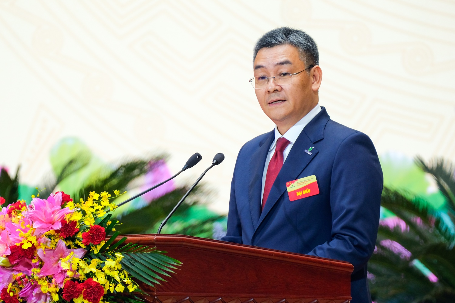 Đồng chí Lê Mạnh Cường, Ủy viên Ban Chấp hành Đảng bộ, Phó Tổng giám đốc Tập đoàn trình bày tham luận với chủ đề: “ Phát huy vai trò lãnh đạo của tổ chức Đảng trong dịch chuyển mô hình, phát triển lĩnh vực năng lượng mới tại Tập đoàn Công nghiệp - Năng lượng Quốc gia Việt Nam”