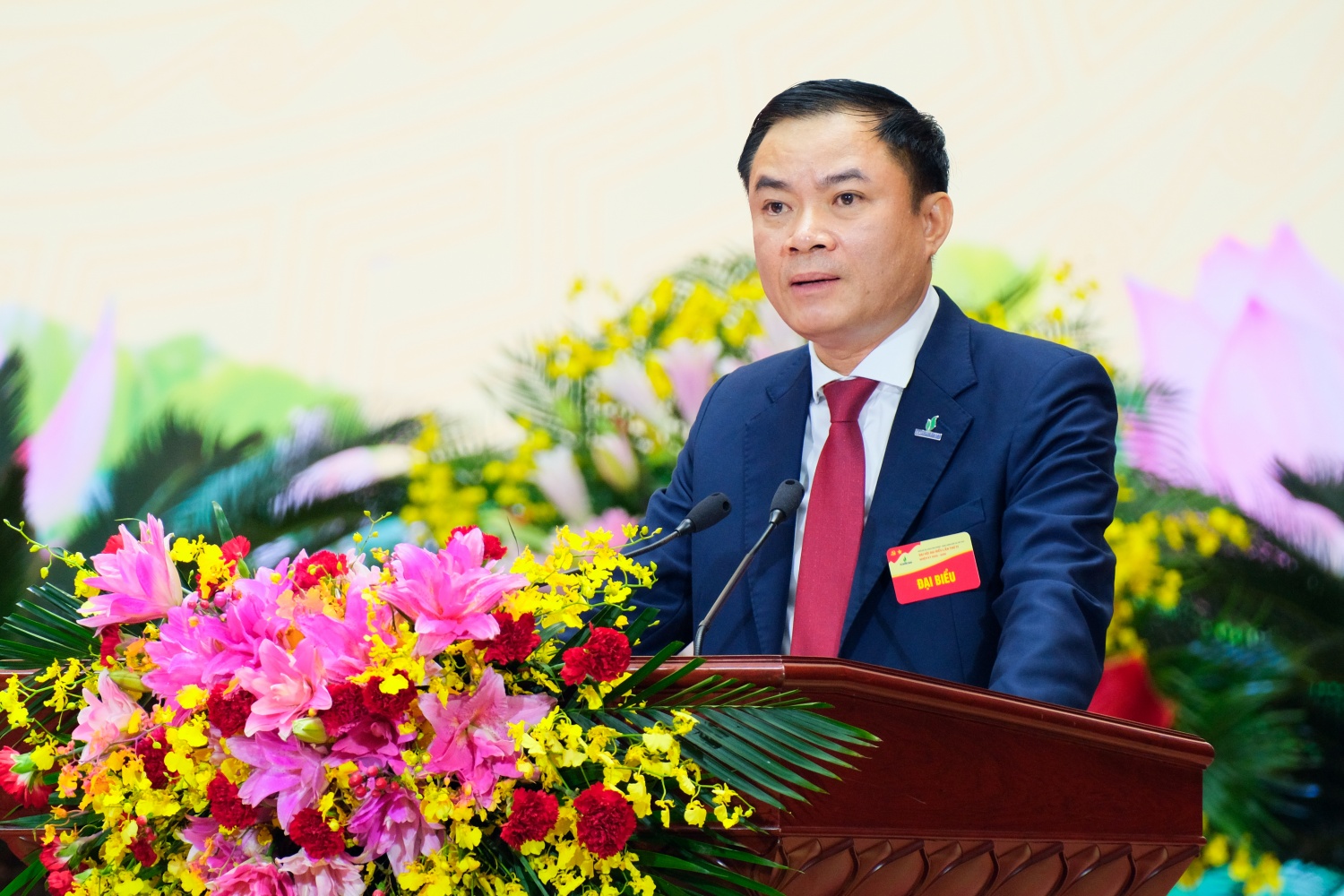 Đồng chí Lê Ngọc Sơn - Phó Bí thư Đảng ủy, Tổng Giám đốc Tập đoàn trình bày báo cáo chính trị tại Đại hội
