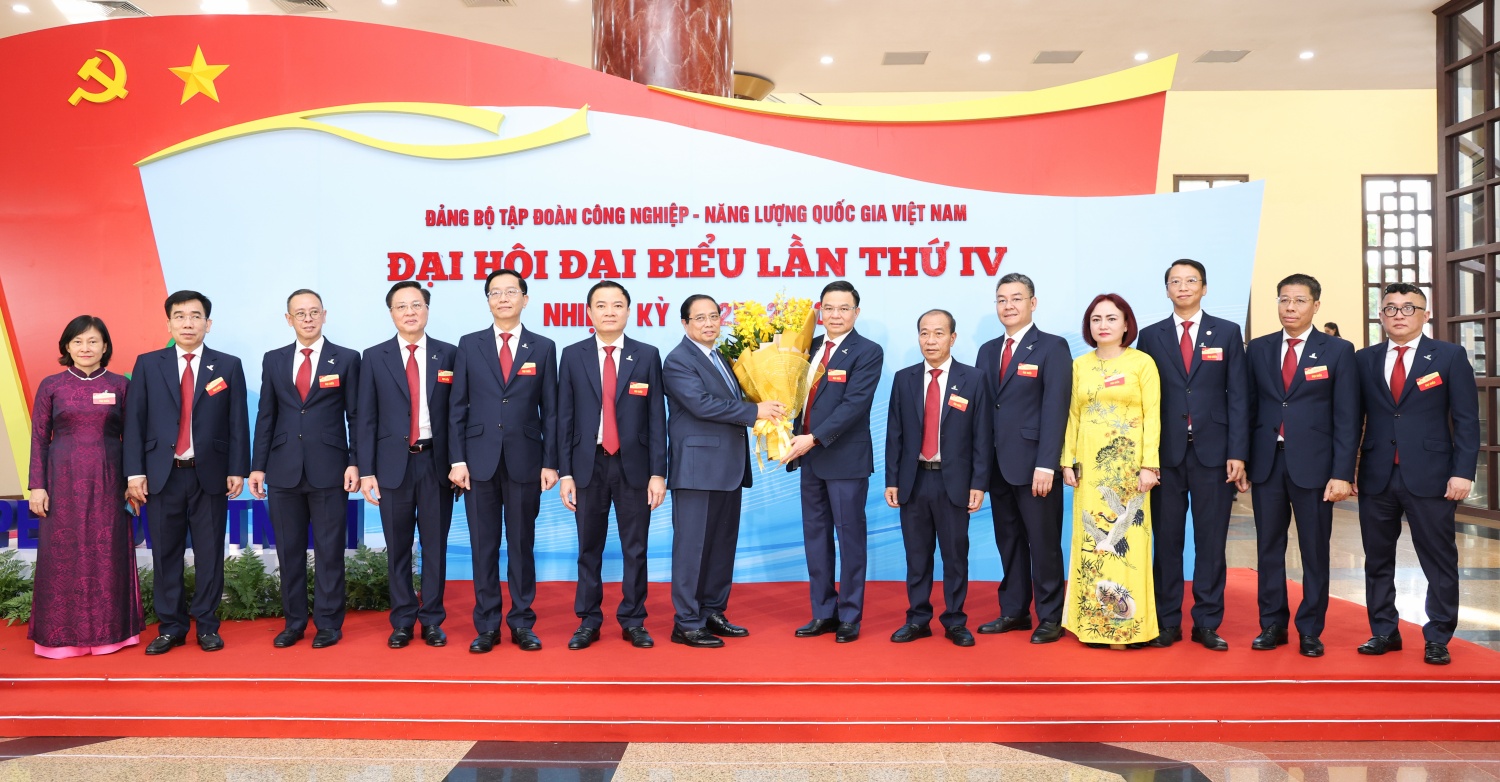 Ban Thường vụ Đảng ủy, lãnh đạo Tập đoàn tặng hoa chào mừng Thủ tướng Phạm Minh Chính tới dự và chỉ đạo Đại hội