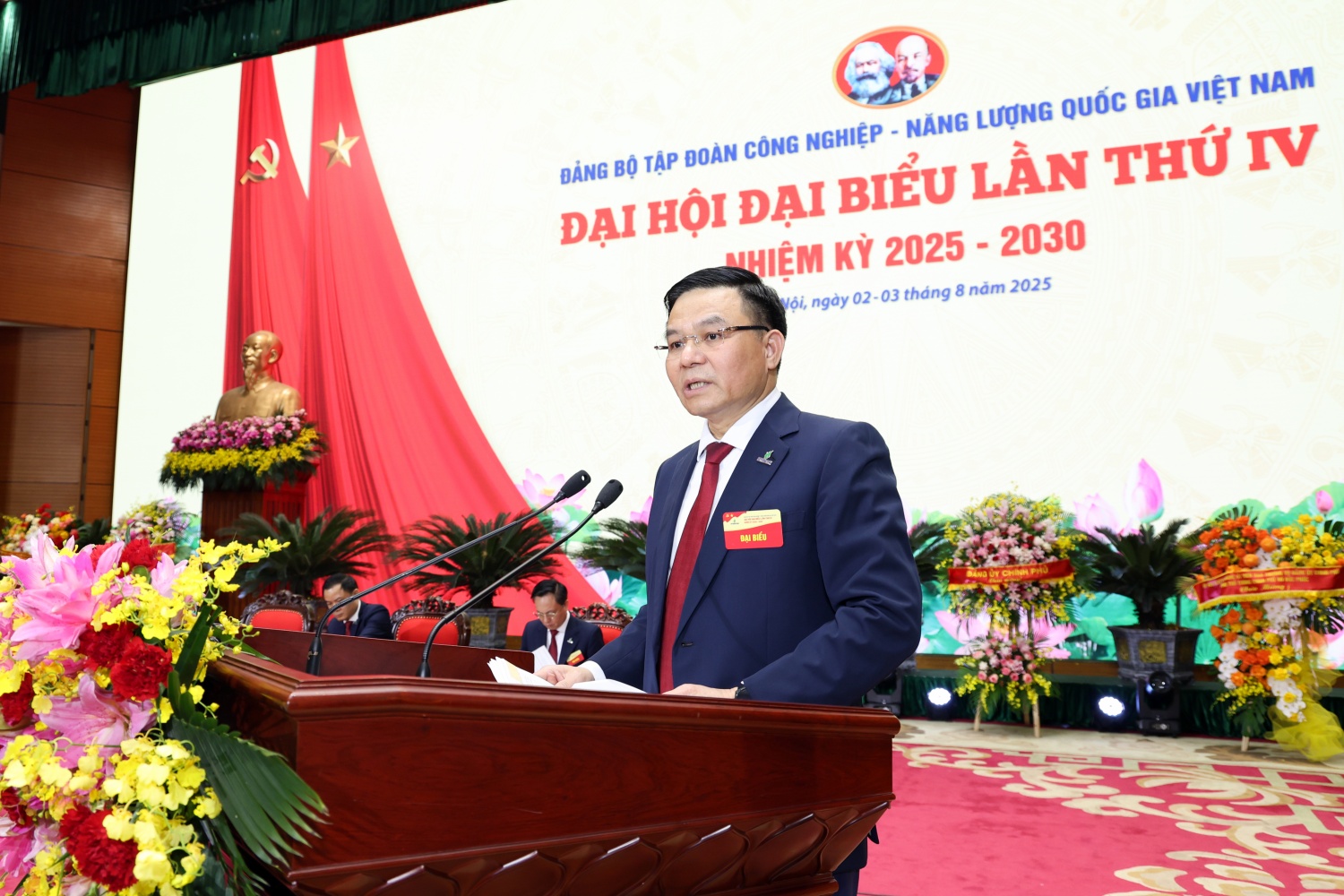 Đồng chí Lê Mạnh Hùng - Bí thư Đảng ủy, Chủ tịch HĐTV Tập đoàn khẳng định tiêu chuẩn của người đảng viên Petrovietnam cần có là Khát vọng chinh phục khó khăn, vượt qua thử thách