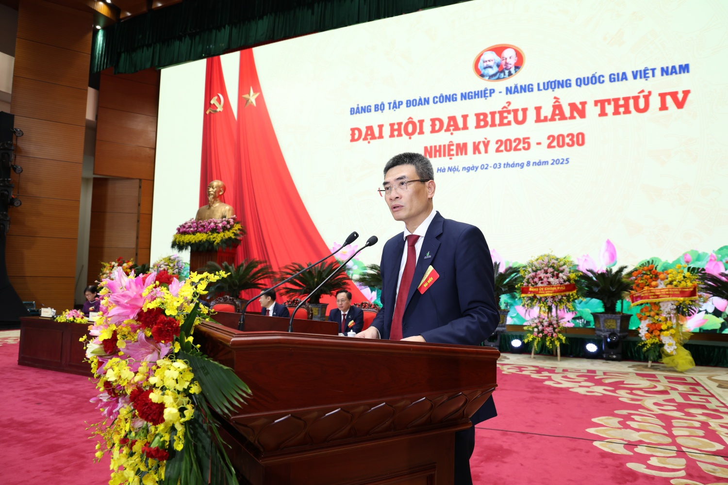 Đồng chí Dương Mạnh Sơn, Ủy viên Ban Thường vụ Đảng ủy, Phó Tổng giám đốc Tập đoàn tham luận về đổi mới quản trị, nâng cao hiệu lực điều hành của Tập đoàn trong kỷ nguyên mới