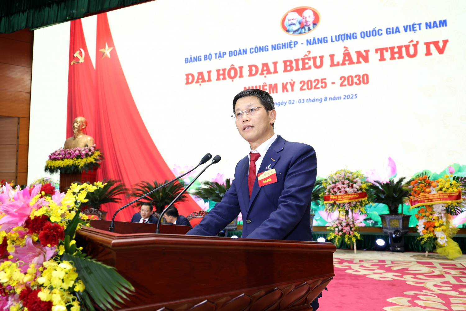 Đồng chí Trần Hồ Bắc – Phó Bí thư Đảng ủy, Tổng giám đốc PTSC trình bày tham luận với chủ đề: “Nhiệm vụ và giải pháp lãnh đạo thực hiện Kết luận số 76-KL/TW ngày 24/4/2024 của Bộ Chính trị trong việc xây dựng và phát triển Trung tâm năng lượng tái tạo Quốc gia”.