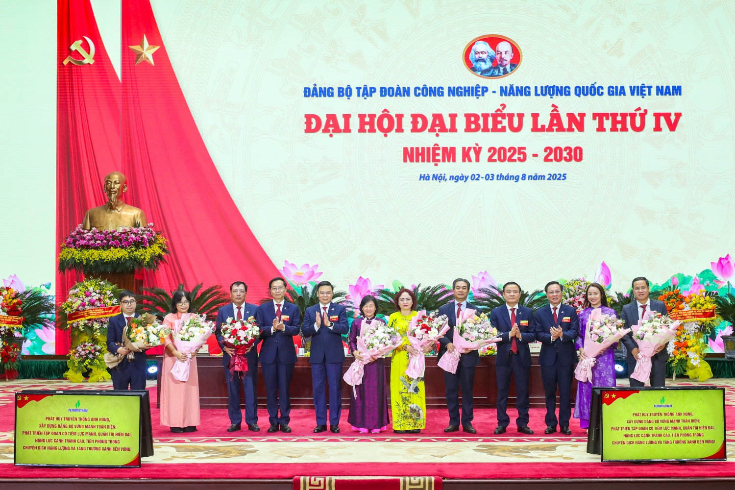 Tri ân các đồng chí Ủy viên Ban Chấp hành khóa III