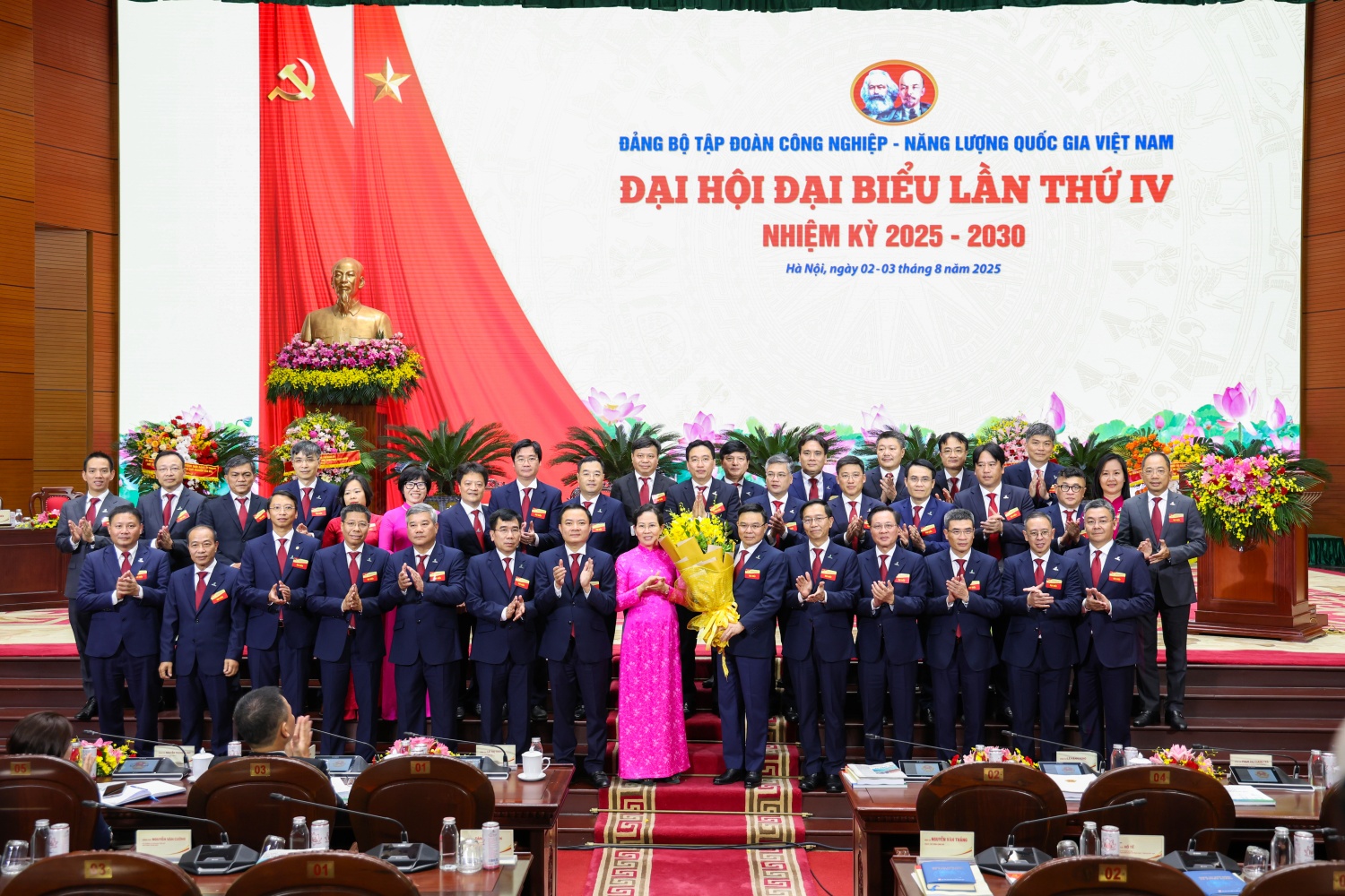 Đồng chí Lê Thị Thủy - Ủy viên Trung ương Đảng, Phó Bí thư Đảng ủy Chính phủ chúc mừng Ban Chấp hành Đảng bộ Tập đoàn khóa IV