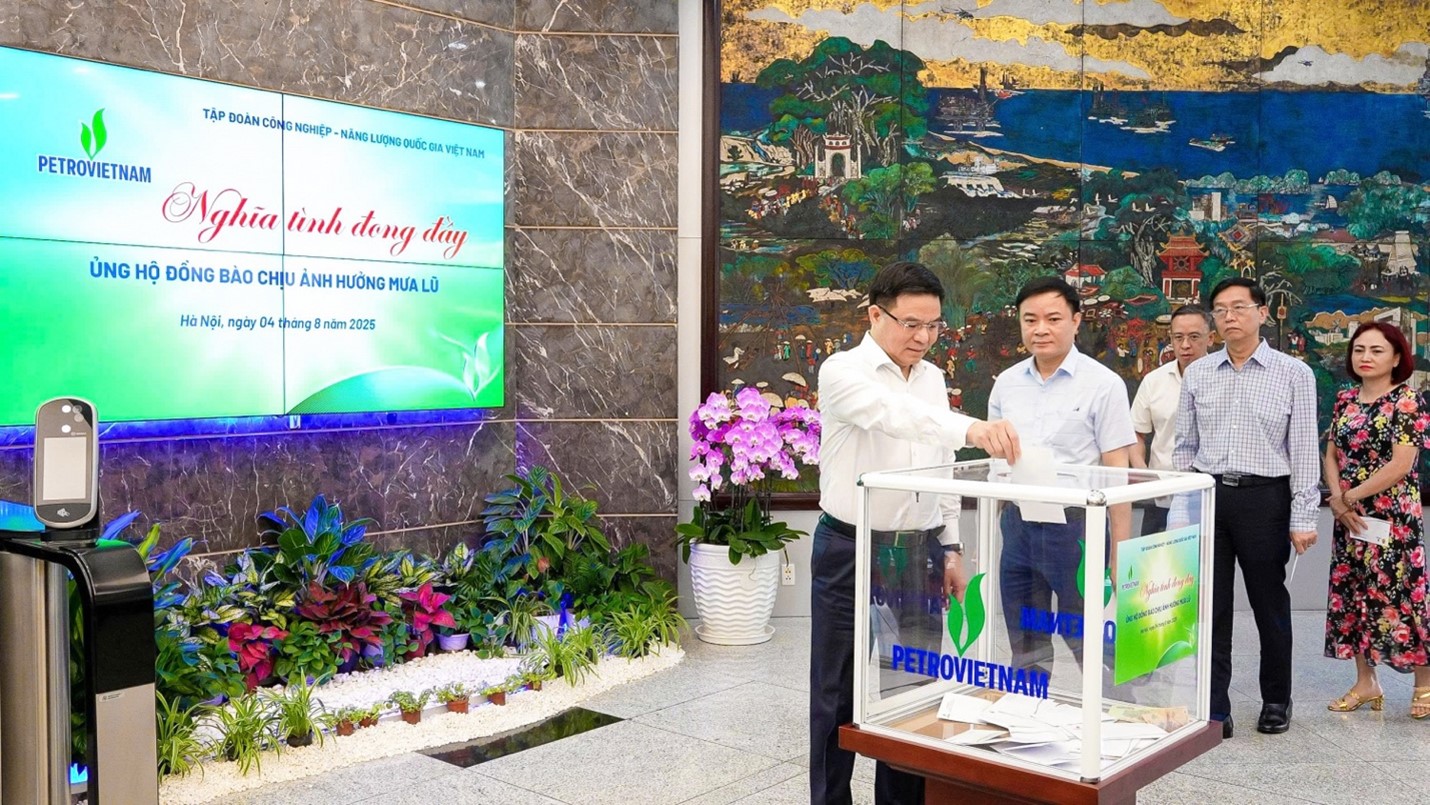 Chủ tịch HĐTV Petrovietnam Lê Manh Hùng ủng hộ đồng bào vùng lũ lụt
