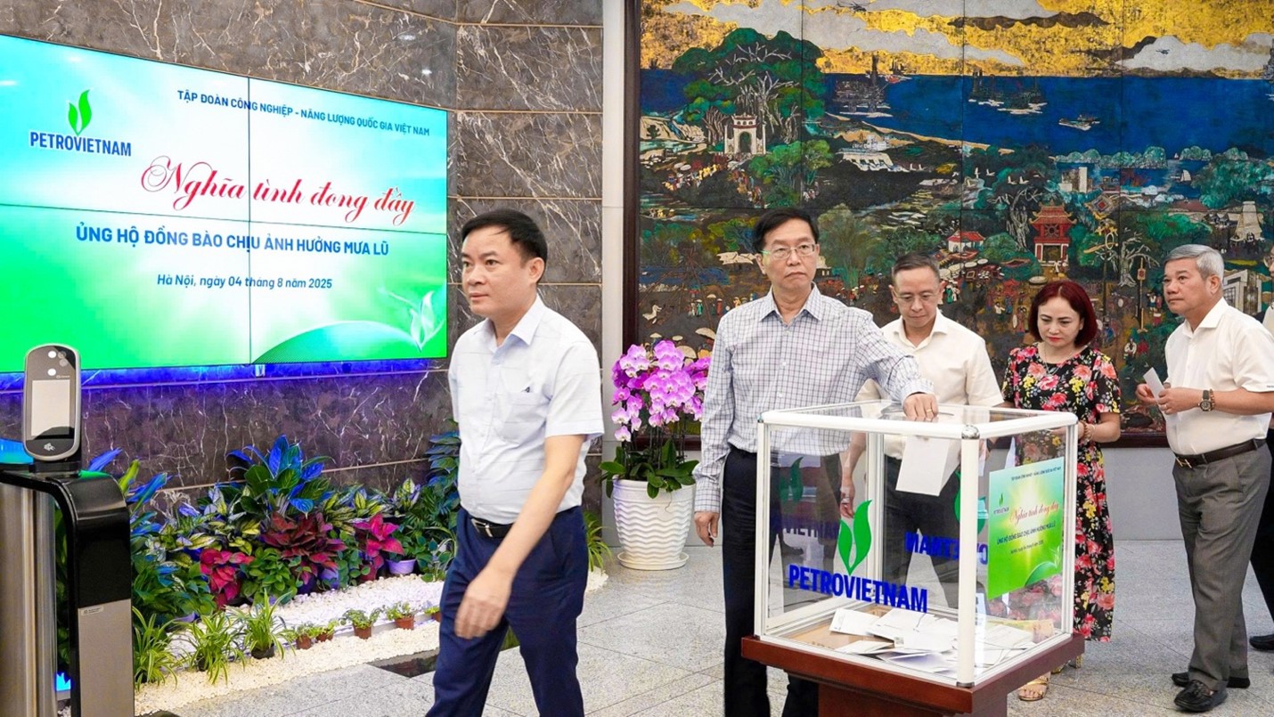Phó Bí thư thường trực Đảng ủy Petrovietnam Trần Quang Dũng quyên góp ủng hộ đồng bào vũng lũ