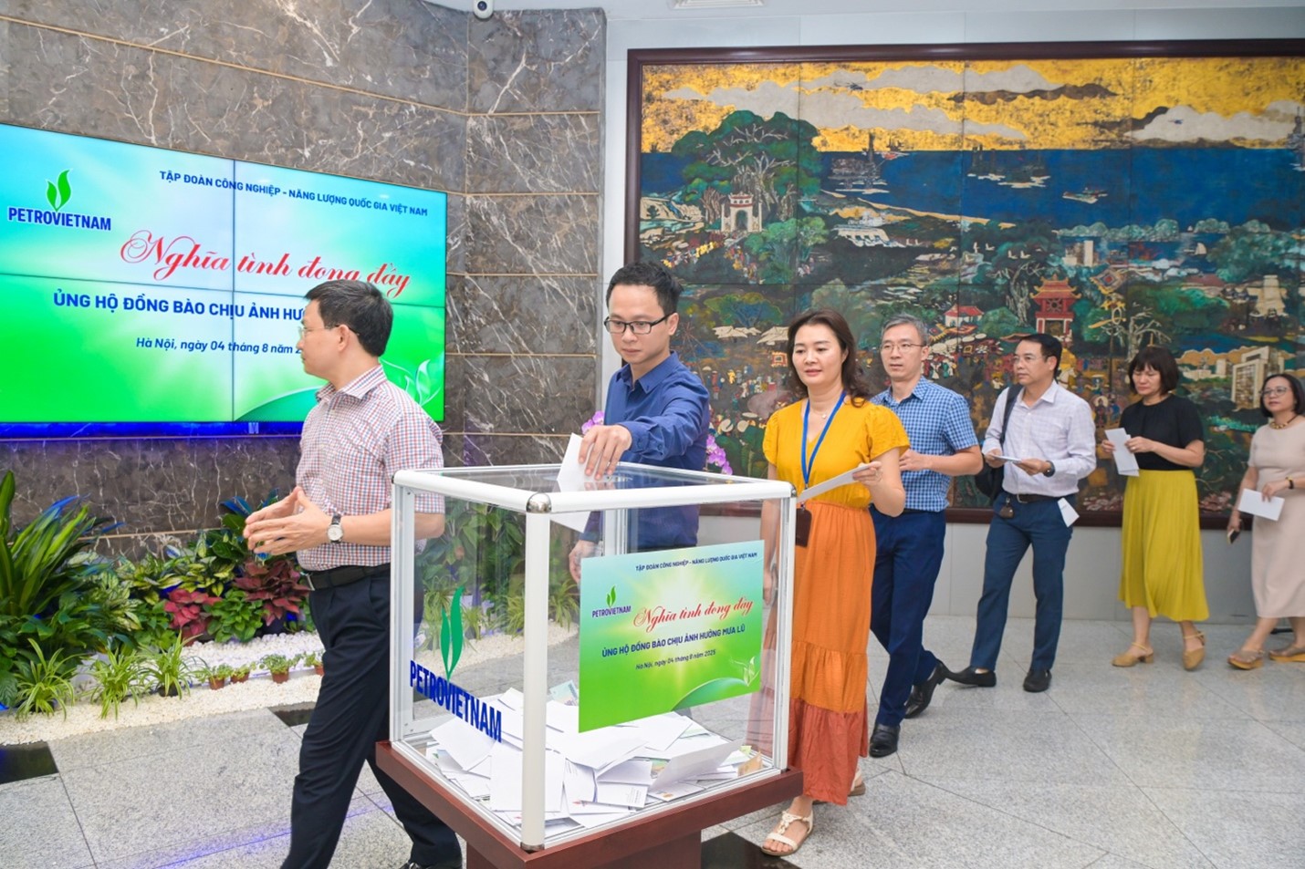 Cán bộ nhân viên, người lao động Petrovietnam hưởng ứng lời kêu gọi, quyên góp ủng hộ đồng bào vũng lũ lụt