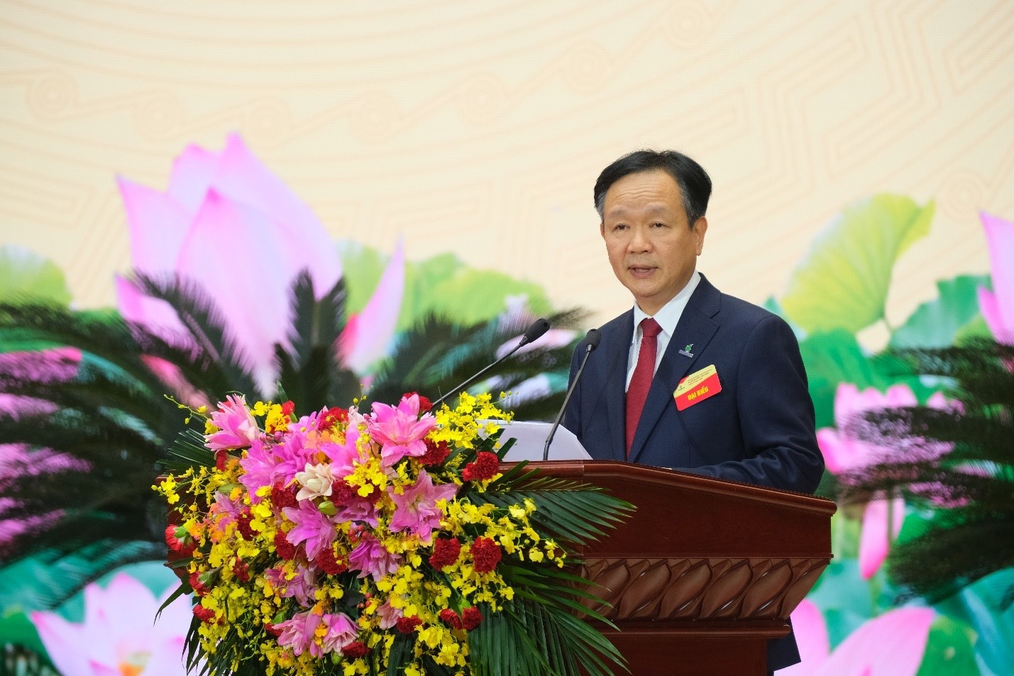 Đồng chí Vũ Mai Khanh - Bí thư Đảng ủy, Tổng Giám đốc Vietsovpetro trình bày tham luận tại Đại hội.