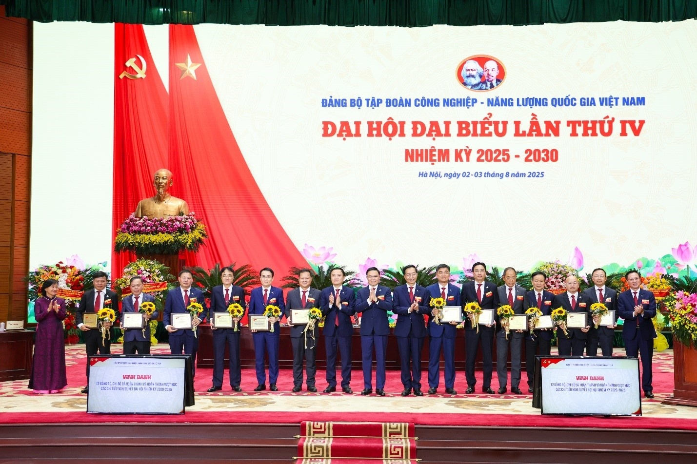 Ban Thường vụ Đảng ủy Tập đoàn vinh danh 12 Đảng bộ, Chi bộ hoàn thành và hoàn thành vượt mức các chỉ tiêu Nghị quyết Đại hội nhiệm kỳ 2020-2025.