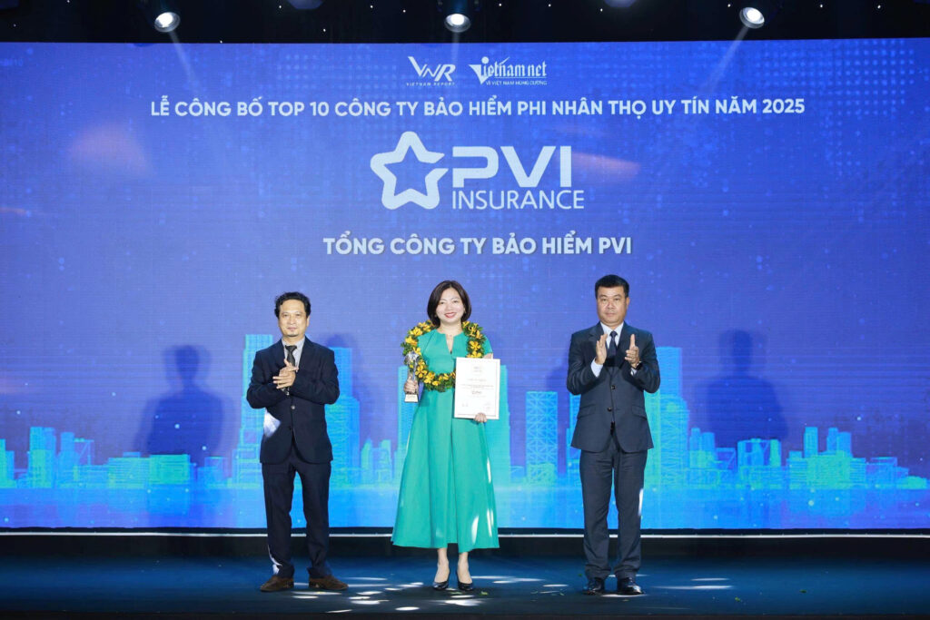 Bà Nguyễn Vũ Tâm - Phó Tổng Giám đốc Bảo hiểm PVI đại diện nhận giải thưởng