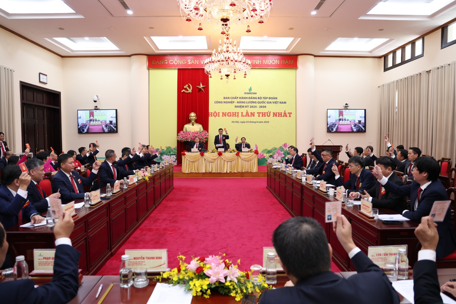 Các đại biểu biểu quyết thông qua chương trình và quy chế Hội nghị
