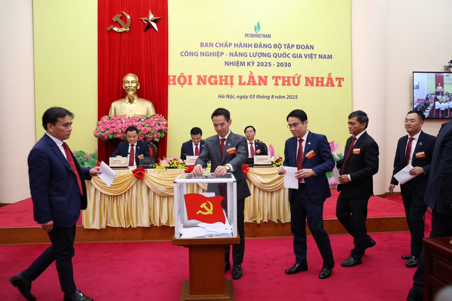 Các đại biểu bỏ phiếu bầu Ban Thường vụ Đảng ủy và Ủy ban Kiểm tra Đảng ủy Tập đoàn nhiệm kỳ 2025-2030