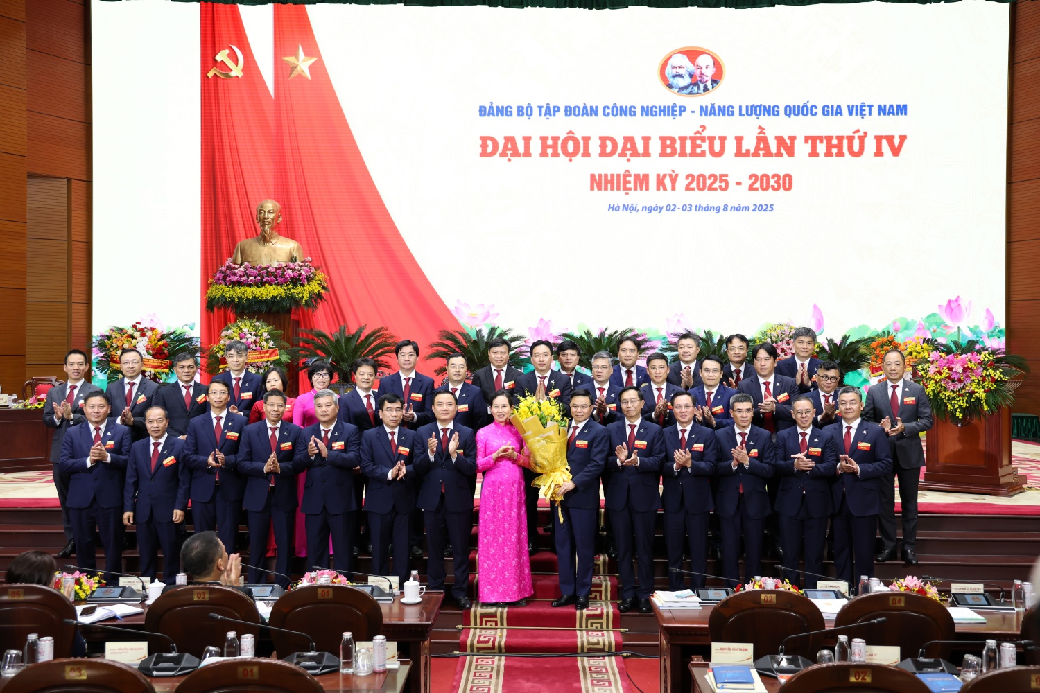 Đồng chí Lê Thị Thủy - Ủy viên Trung ương Đảng, Phó Bí thư Đảng ủy Chính phủ chúc mừng Ban Chấp hành Đảng bộ Tập đoàn khóa IV