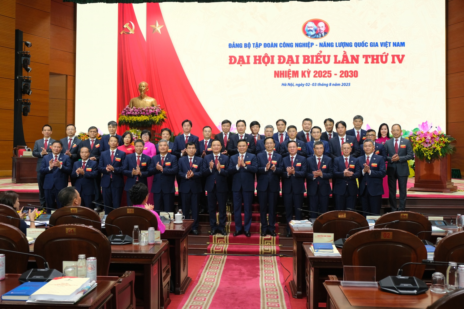 Ban Chấp hành Đảng bộ Tập đoàn khóa IV ra mắt Đại hội