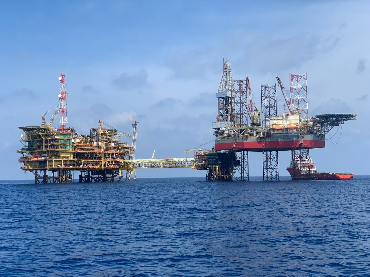 Petrovietnam tập trung đẩy mạnh công tác tìm kiếm, thăm dò, khai thác dầu khí cùng nhiều giải pháp kỹ thuật nhằm chặn đà suy giảm sản lượng tự nhiên