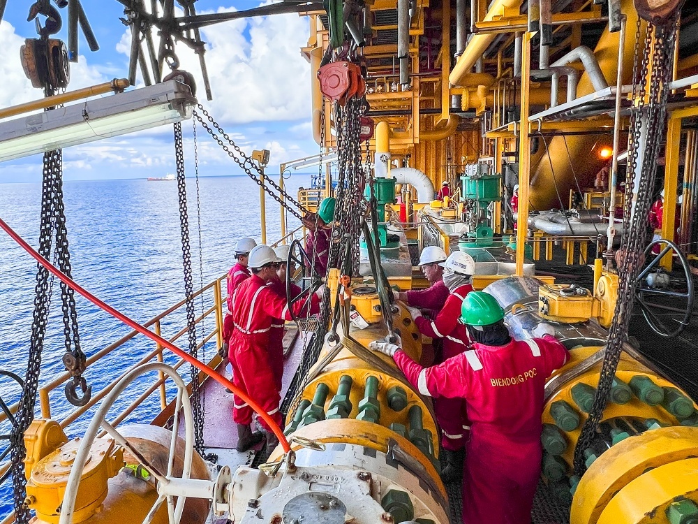 Người lao động Petrovietnam thực hiện công tác bảo dưỡng sửa chữa trên giàn khoan ngoài biển Người lao động Petrovietnam thực hiện công tác bảo dưỡng sửa chữa trên giàn khoan ngoài biển