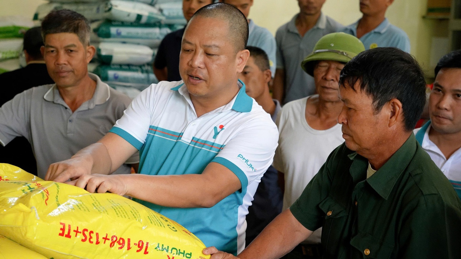 Anh Trần Kiên giới thiệu sản phẩm phân bón Phú Mỹ với bà con nông dân tại Sơn La.