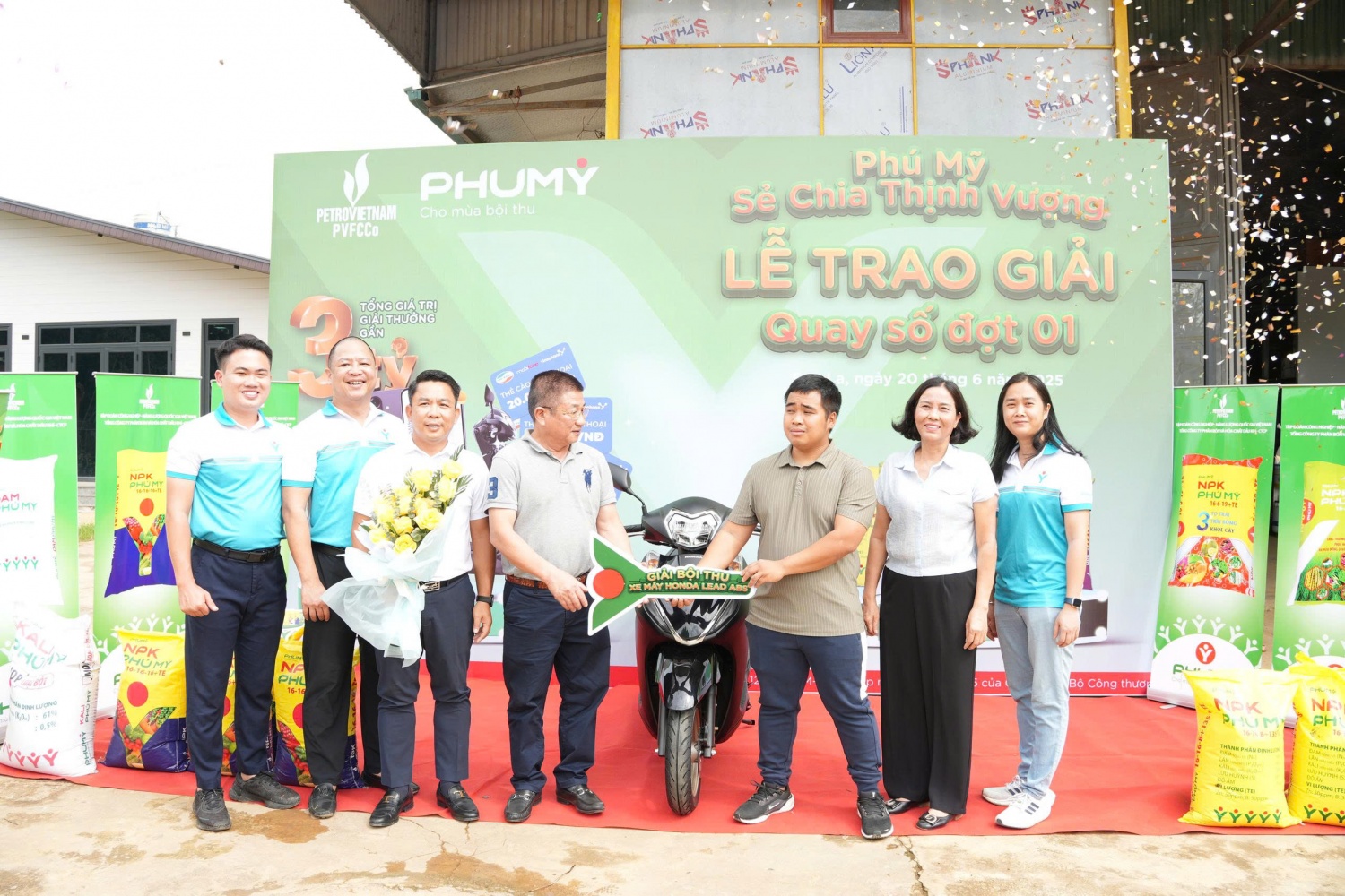 Cán bộ lãnh đạo PVFCCo trao giải “Phú Mỹ chia sẻ thịnh vượng” cho các đại lý, người nông dân may mắn tại tỉnh Sơn La.