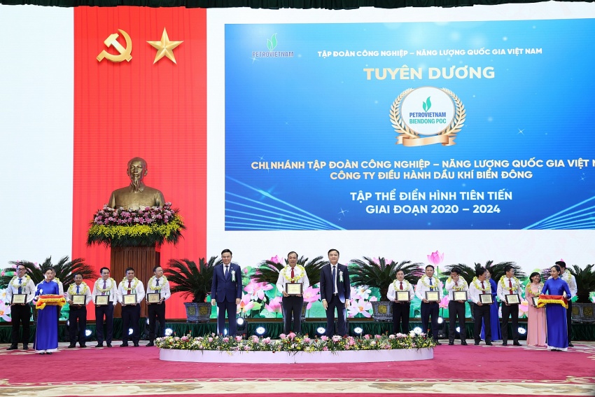 Tập thể BIENDONG POC được vinh danh tại Hội nghị điển hình tiên tiến lần VI của Petrovietnam.