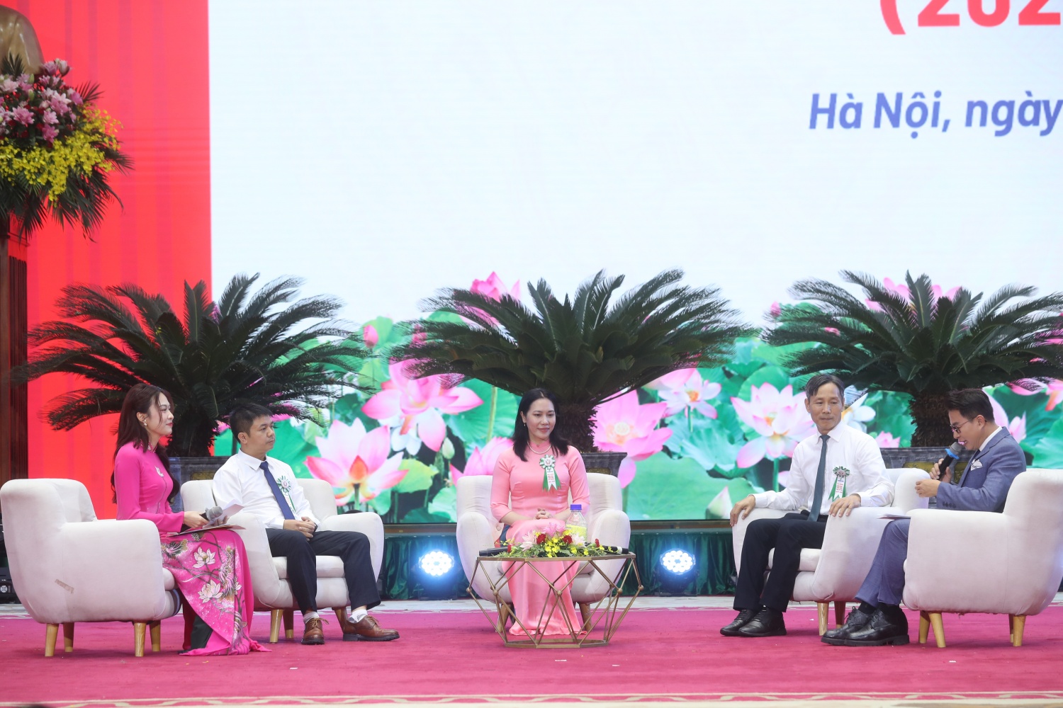 Anh Lê Đăng Tâm (thứ hai bên phải), chị Trương Thị Thu Hà (ngồi giữa) và anh Vũ Văn Hoan (thứ hai bên trái) giao lưu, chia sẻ tại Hội nghị điển hình tiên tiến Petrovietnam lần thứ VI, giai đoạn 2025-2030 Anh Lê Đăng Tâm (thứ hai bên phải), chị Trương Thị Thu Hà (ngồi giữa) và anh Vũ Văn Hoan (thứ hai bên trái) giao lưu, chia sẻ tại Hội nghị điển hình tiên tiến Petrovietnam lần thứ VI, giai đoạn 2025-2030