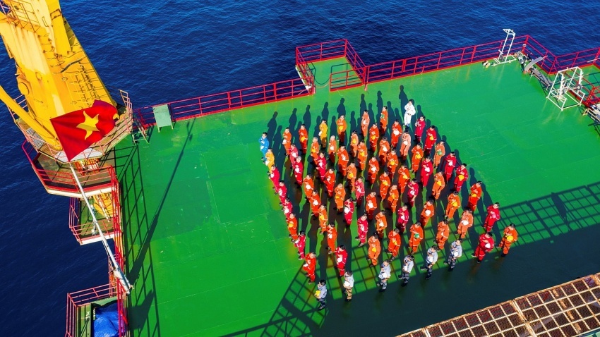 Người lao động Petrovietnam phấn đấu thi đua trên các công trình trọng điểm, đưa Tập đoàn hoàn thành xuất sắc các chỉ tiêu, nhiệm vụ được giao Người lao động Petrovietnam phấn đấu thi đua trên các công trình trọng điểm, đưa Tập đoàn hoàn thành xuất sắc các chỉ tiêu, nhiệm vụ được giao