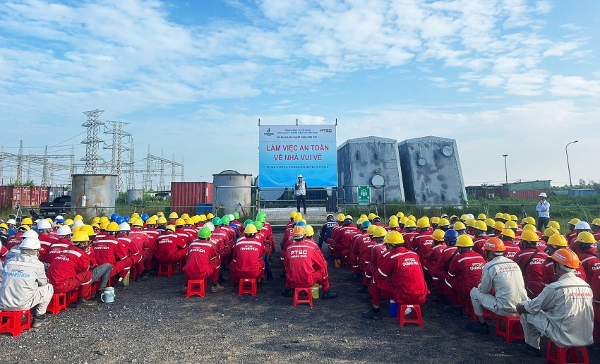 Nhà thầu PTSC tổ chức họp an toàn trước thi công.