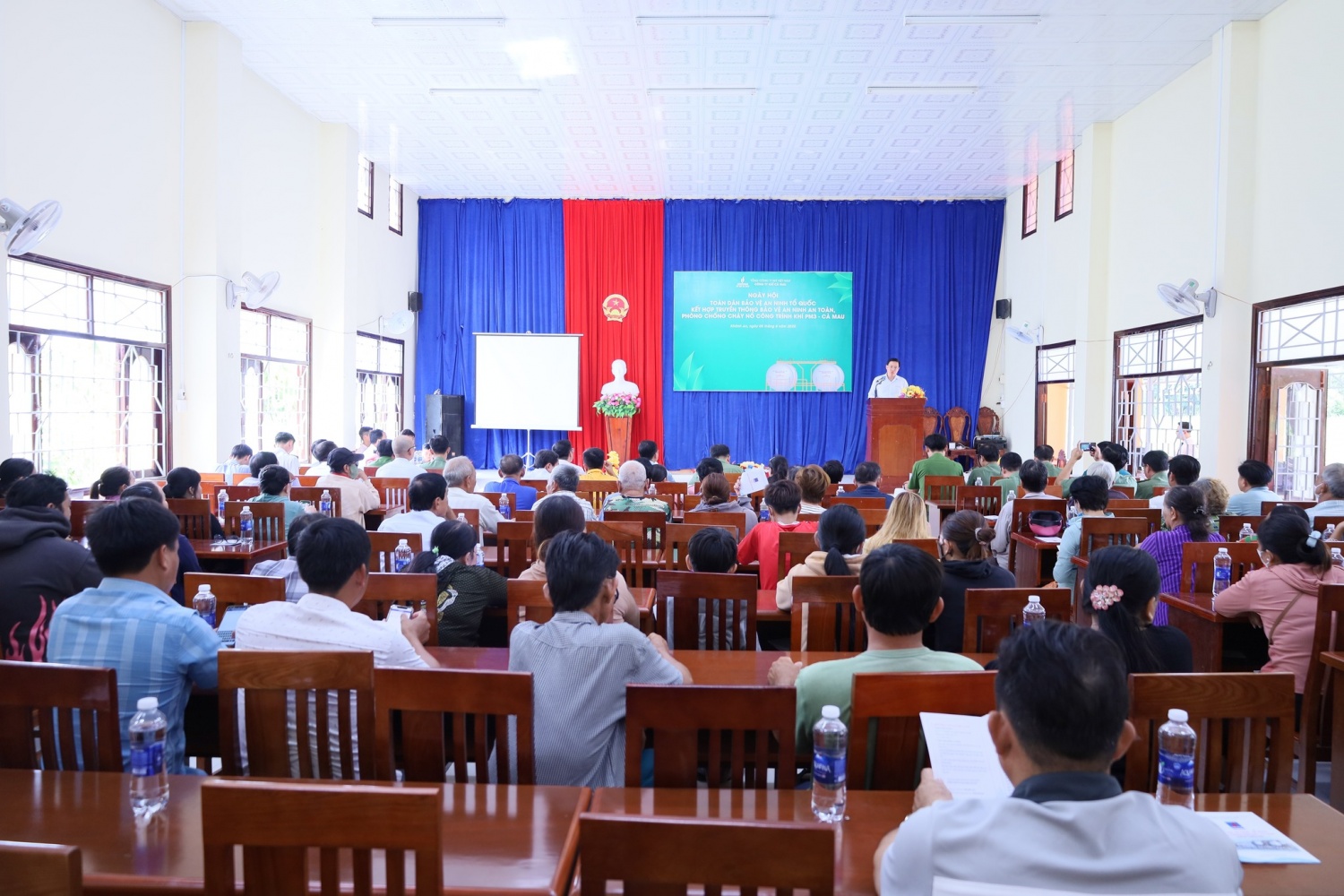 Đông đảo bà con tham dự chương trình