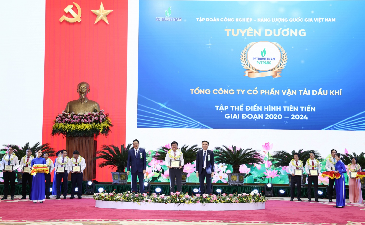 Với những thành tích nổi bật, tư duy đổi mới sáng tạo và sự tận tụy của từng con người trong hệ thống, PVTrans xứng đáng là một trong những đơn vị được Petrovietnam vinh danh là tập thể điển hình tiên tiến, giai đoạn 2020-2024.