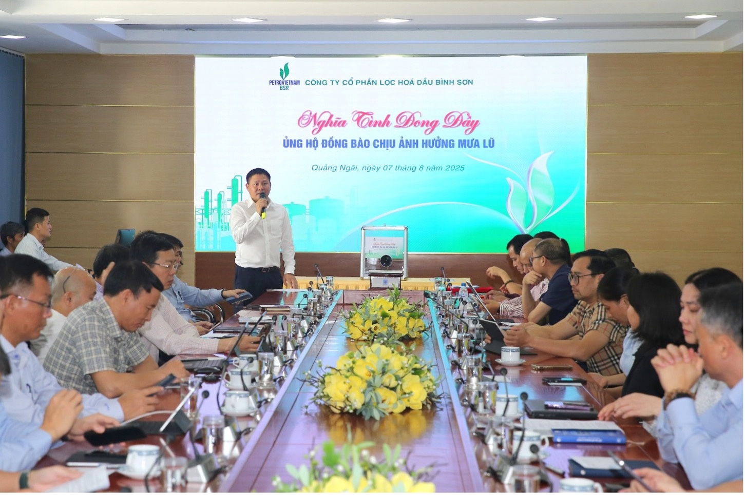 Đồng chí Bùi Ngọc Dương - Ủy viên Ban Thường vụ Đảng ủy Petrovietnam, Bí thư Đảng ủy, Chủ tịch HĐQT BSR phát biểu kêu gọi toàn thể CBCNV chung tay hỗ trợ đồng bào đang gặp khó khăn do thiên tai.