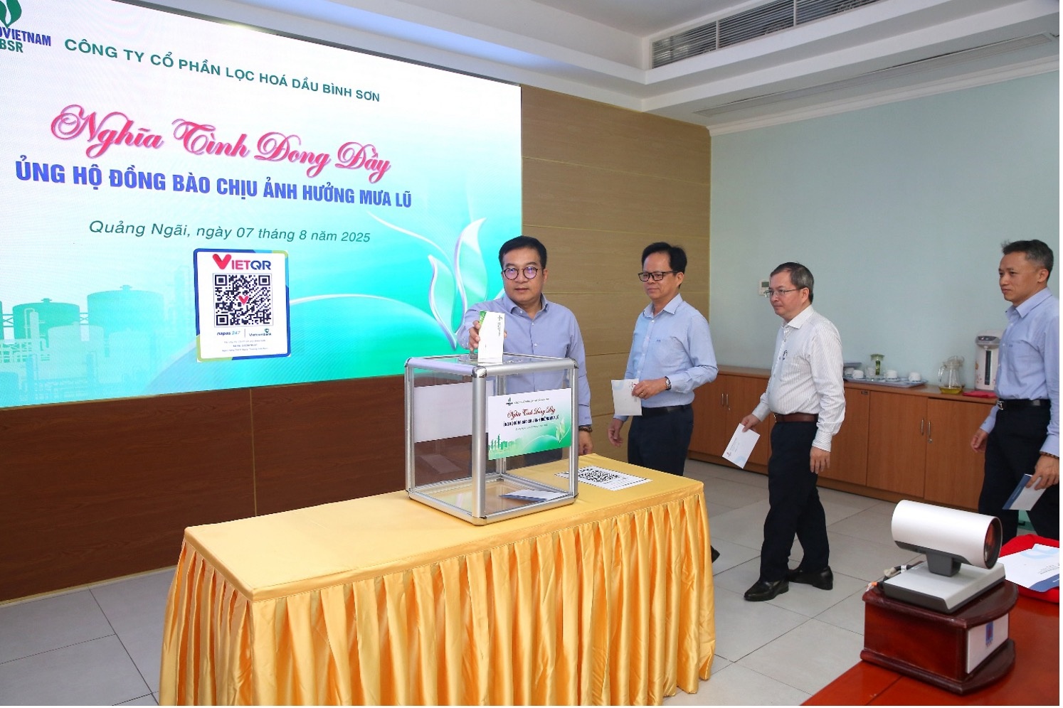 Ban lãnh đạo và người lao động BSR quyên góp ủng hộ đồng bào bị ảnh hưởng bởi mưa bão