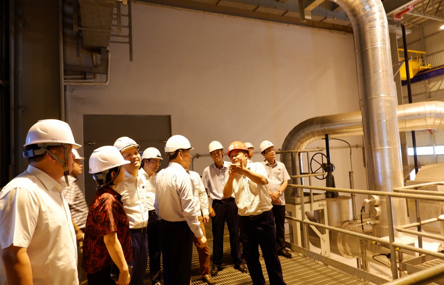 Đoàn khảo sát gian máy turbine