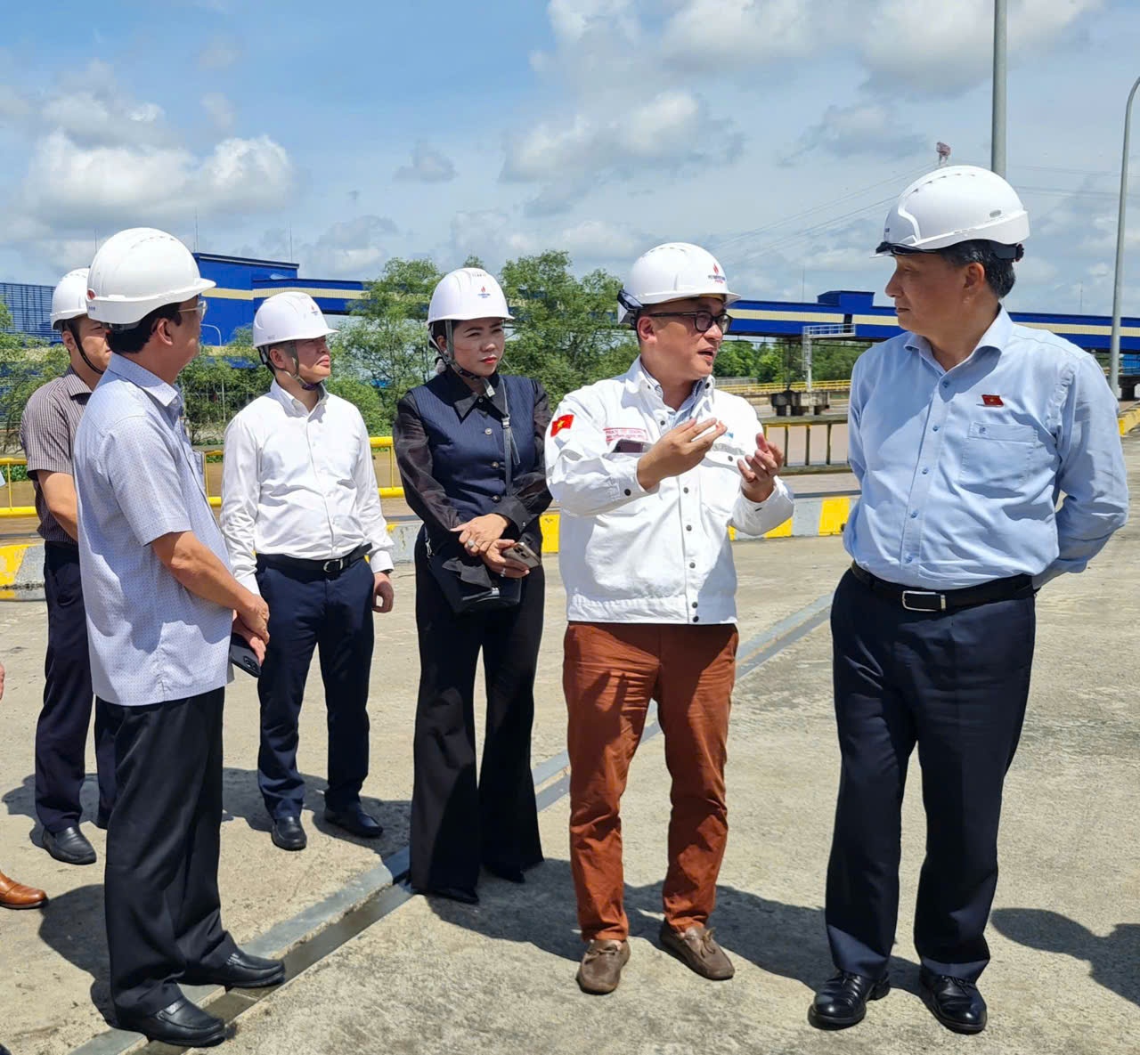 Phó Tổng Giám đốc Petrovietnam Phan Tử Giang báo cáo với đoàn khảo sát về tình hình hoạt động của NMNĐ Sông Hậu 1