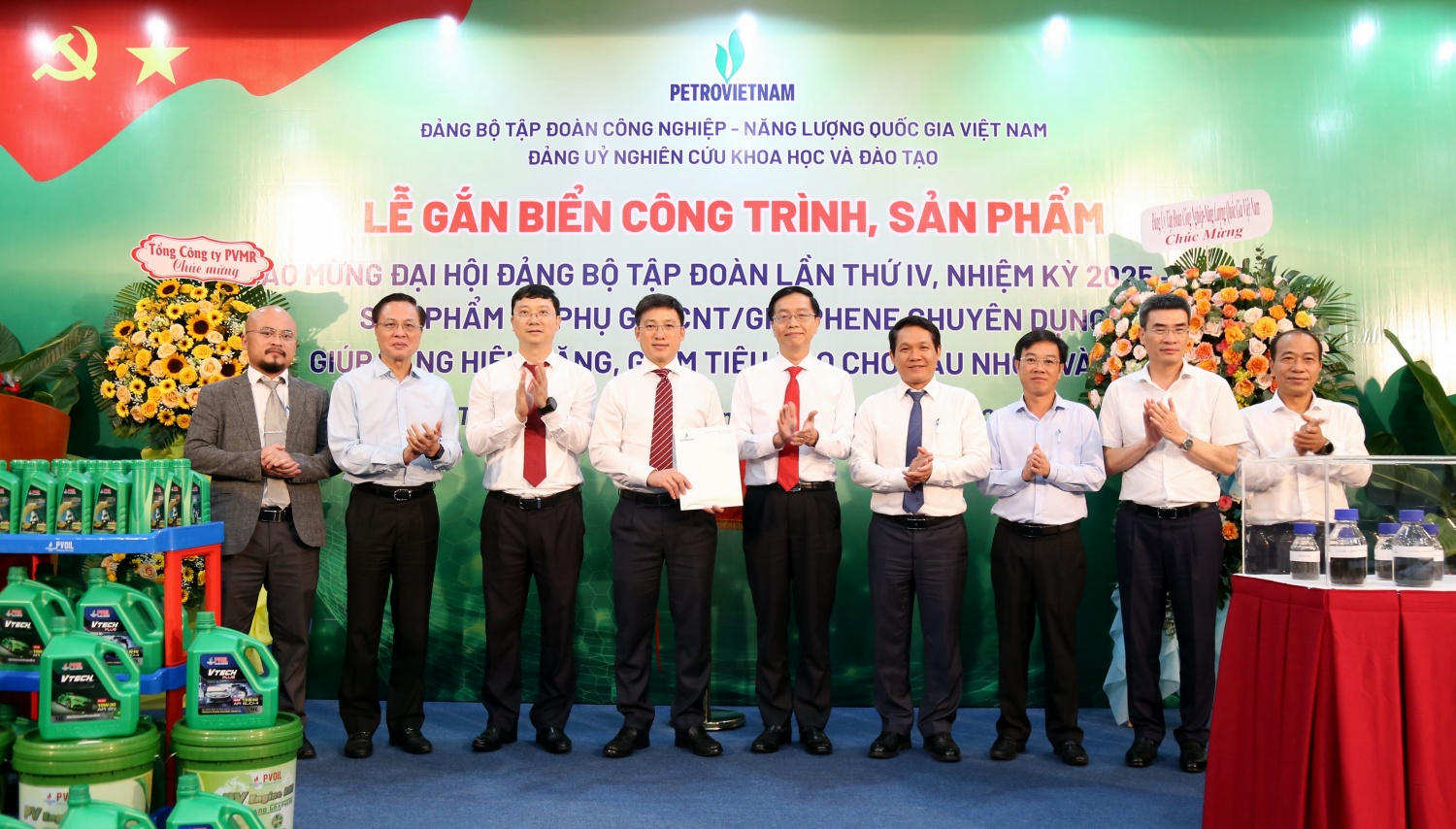 Lãnh đạo Petrovietnam trao quyết định vinh danh sản phẩm tiêu biểu