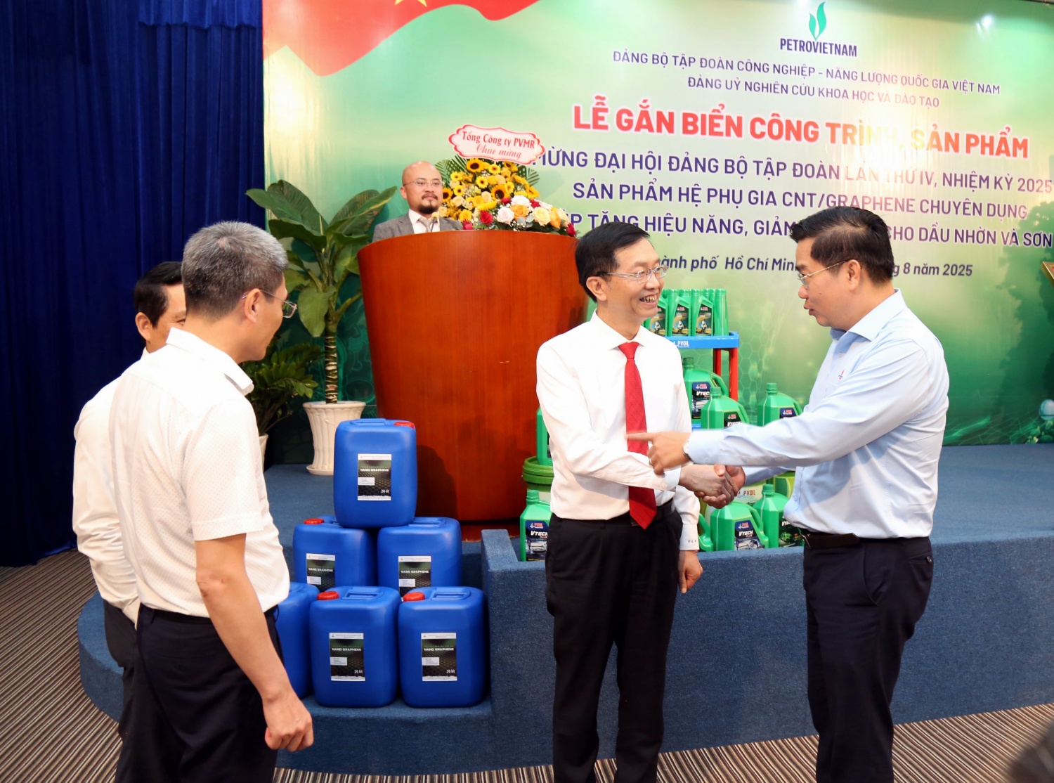 Đồng chí Nguyễn Trung Trí, Chủ tịch PVMR trao đổi với lãnh đạo Petrovietnam về sản phẩm