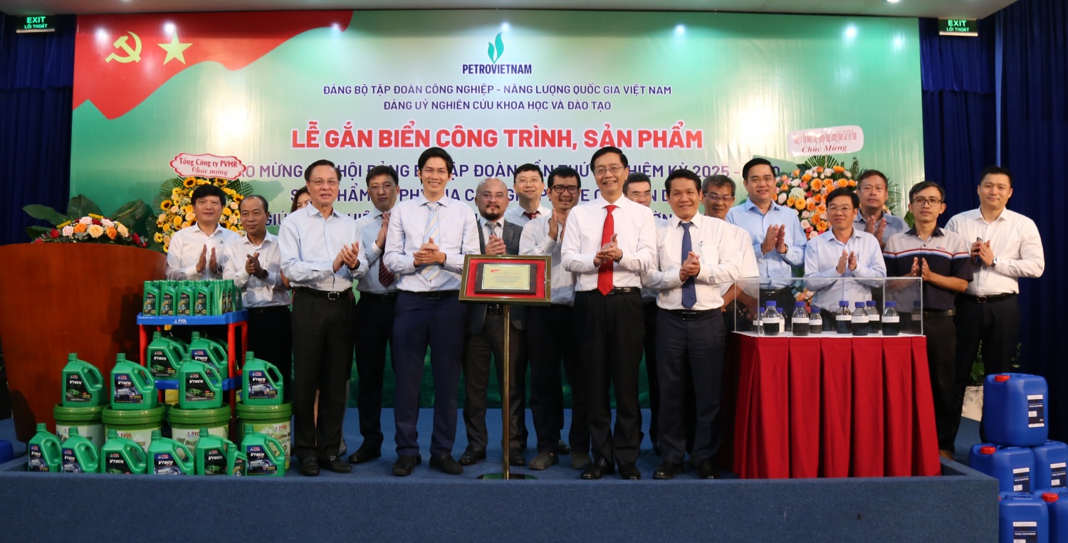 Các đại biểu tham dự chúc mừng VPI với sản phẩm tiêu biểu